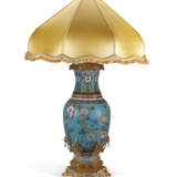 A LARGE FRENCH ORMOLU-MOUNTED CLOISONNE ENAMEL TABLE LAMP - Foto 3