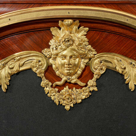 A FRENCH ORMOLU-MOUNTED KINGWOOD, MAHOGANY AND JAPANNED SIDE CABINET - Foto 4