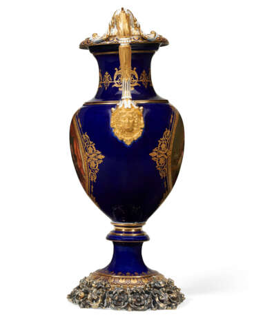 A SILVER-MOUNTED MEISSEN PORCELAIN COBALT-BLUE GROUND TWO-HANDLED VASE - фото 2