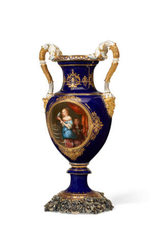 A SILVER-MOUNTED MEISSEN PORCELAIN COBALT-BLUE GROUND TWO-HANDLED VASE - фото 3