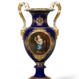 A SILVER-MOUNTED MEISSEN PORCELAIN COBALT-BLUE GROUND TWO-HANDLED VASE - фото 4