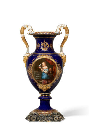 A SILVER-MOUNTED MEISSEN PORCELAIN COBALT-BLUE GROUND TWO-HANDLED VASE - photo 4