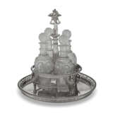 A FRENCH SILVER CRUET STAND AND FOUR CUT GLASS BOTTLES AND STOPPERS - Foto 1