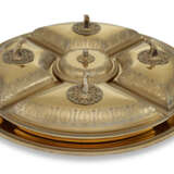 A FRENCH SILVER-GILT FIVE-PIECE SUPPER SERVICE AND TRAY - Foto 1
