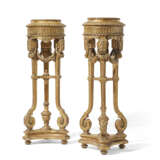 A PAIR OR FRENCH GILTWOOD JARDINIERES - Foto 1