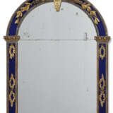 A FRENCH GILTWOOD AND BLUE GLASS MIRROR - Foto 1