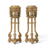 A PAIR OR FRENCH GILTWOOD JARDINIERES - Foto 2