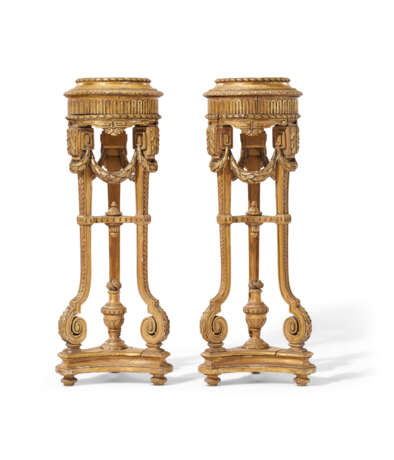 A PAIR OR FRENCH GILTWOOD JARDINIERES - Foto 3