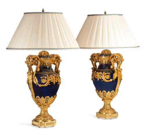 A PAIR OF FRENCH ORMOLU AND BLUED METAL VASES, NOW MOUNTED AS LAMPS - фото 1