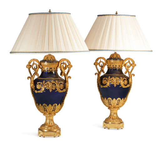 A PAIR OF FRENCH ORMOLU AND BLUED METAL VASES, NOW MOUNTED AS LAMPS - photo 2