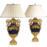 A PAIR OF FRENCH ORMOLU AND BLUED METAL VASES, NOW MOUNTED AS LAMPS - фото 3