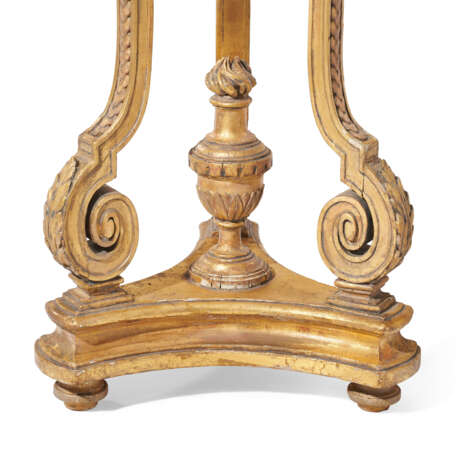 A PAIR OR FRENCH GILTWOOD JARDINIERES - Foto 6