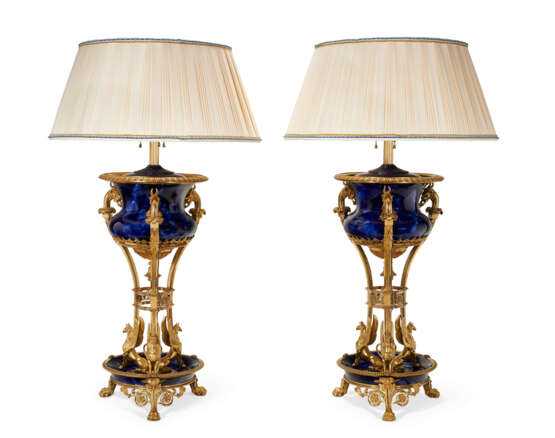 A PAIR OF FRENCH ORMOLU-MOUNTED 'BLEU LAPIS' SEVRES-STYLE PORCELAIN VASES, NOW MOUNTED AS LAMPS - Foto 1