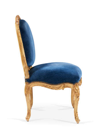 A PAIR OF LOUIS XV GILTWOOD CHAISES - фото 4