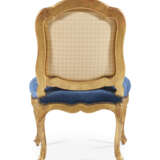 A PAIR OF LOUIS XV GILTWOOD CHAISES - Foto 5