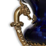 A PAIR OF FRENCH ORMOLU-MOUNTED 'BLEU LAPIS' SEVRES-STYLE PORCELAIN VASES, NOW MOUNTED AS LAMPS - Foto 5