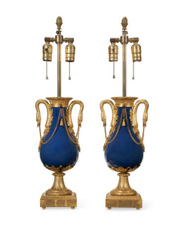 A PAIR OF FRENCH ORMOLU-MOUNTED BLUE PORCELAIN VASES, NOW MOUNTED AS LAMPS - фото 2