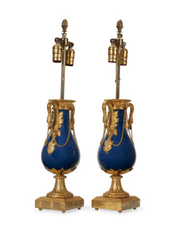 A PAIR OF FRENCH ORMOLU-MOUNTED BLUE PORCELAIN VASES, NOW MOUNTED AS LAMPS - Foto 3