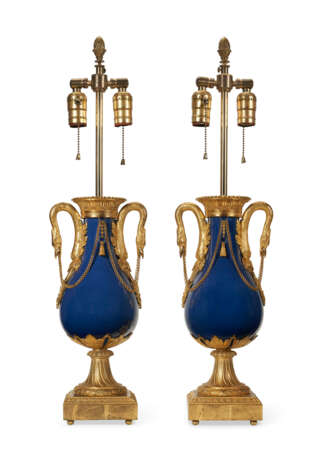 A PAIR OF FRENCH ORMOLU-MOUNTED BLUE PORCELAIN VASES, NOW MOUNTED AS LAMPS - Foto 4