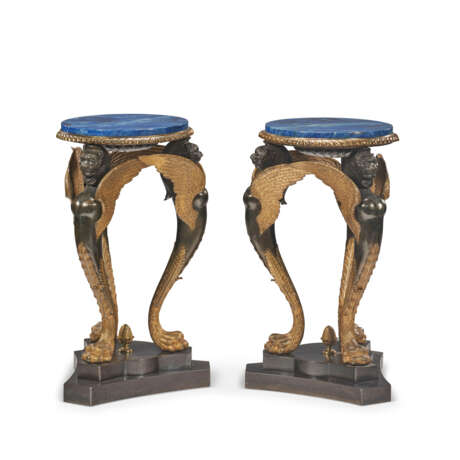 A PAIR OF GILT AND PATINATED METAL, FAUX LAPIS LAZULI-PAINTED TRIPOD PEDESTALS - Foto 4