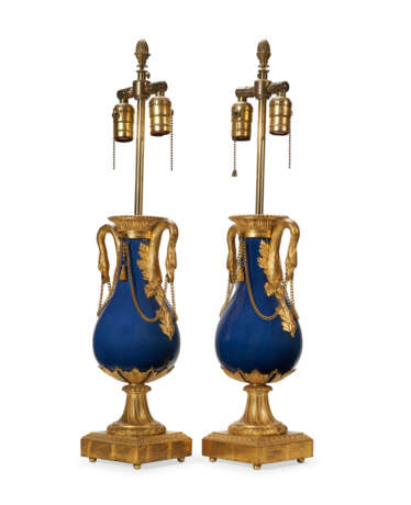 A PAIR OF FRENCH ORMOLU-MOUNTED BLUE PORCELAIN VASES, NOW MOUNTED AS LAMPS - photo 5