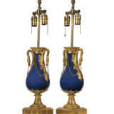 A PAIR OF FRENCH ORMOLU-MOUNTED BLUE PORCELAIN VASES, NOW MOUNTED AS LAMPS - Foto 5