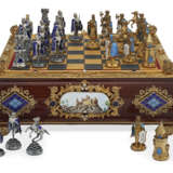 A CONTINENTAL SILVER-GILT AND ENAMEL-MOUNTED MAHOGANY CHESS SET AND BOARD - Foto 1
