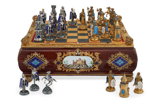 A CONTINENTAL SILVER-GILT AND ENAMEL-MOUNTED MAHOGANY CHESS SET AND BOARD - фото 1