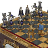 A CONTINENTAL SILVER-GILT AND ENAMEL-MOUNTED MAHOGANY CHESS SET AND BOARD - Foto 2