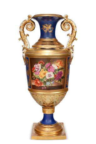 A RUSSIAN TWO-HANDLED PORCELAIN VASE - фото 1