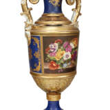 A RUSSIAN TWO-HANDLED PORCELAIN VASE - photo 2