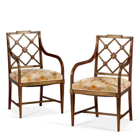 A PAIR OF RUSSIAN BRASS-MOUNTED MAHOGANY ARMCHAIRS - Foto 1