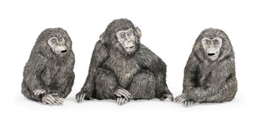 A GROUP OF THREE ITALIAN SILVER FIGURES OF GORILLAS - фото 2