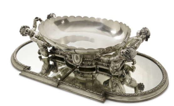 A LARGE FRENCH ELECTROPLATED CENTERPIECE AND PLATEAU - фото 1