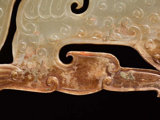 A SUPERB AND EXTREMELY RARE LARGE DRAGON-SHAPED PLAQUE CARVED IN WHITE JADE - photo 3