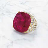 IMPORTANT RUBY AND DIAMOND RING, ATTRIBUTED TO HARRY WINSTON - Foto 3