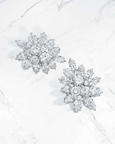 A PAIR OF MAGNIFICENT DIAMOND EARCLIPS, ATTRIBUTED TO HARRY WINSTON - photo 2