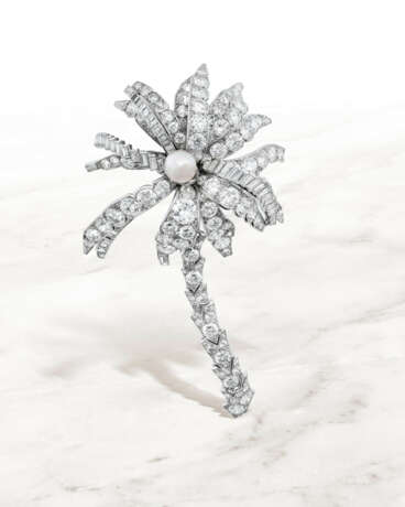 MID-20TH CENTURY NATURAL PEARL AND DIAMOND `PALM-TREE` CLIP-BROOCH MOUNTED BY CARTIER - Foto 2