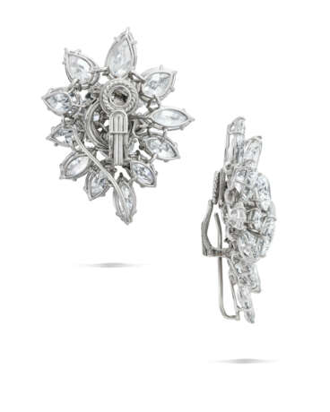 A PAIR OF MAGNIFICENT DIAMOND EARCLIPS, ATTRIBUTED TO HARRY WINSTON - photo 4