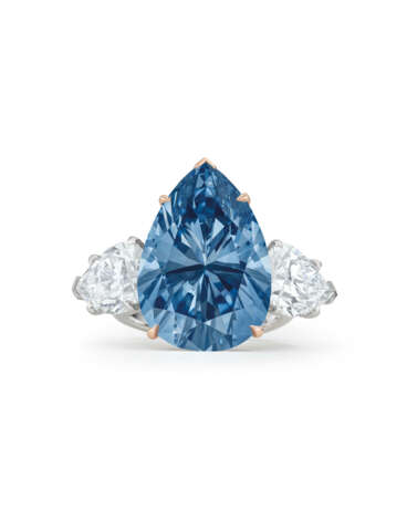 BLEU ROYAL
EXCEPTIONAL COLOURED DIAMOND AND DIAMOND RING - фото 1