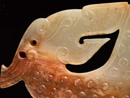 A SUPERB AND EXTREMELY RARE LARGE DRAGON-SHAPED PLAQUE CARVED IN WHITE JADE - Foto 7