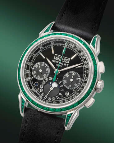 PATEK PHILIPPE. A HIGHLY IMPRESSIVE AND EXTREMELY RARE PLATINUM AND EMERALD-SET PERPETUAL CALENDAR CHRONOGRAPH WRISTWATCH WITH MOON PHASES, LEAP YEAR AND DAY/NIGHT INDICATION - Foto 2