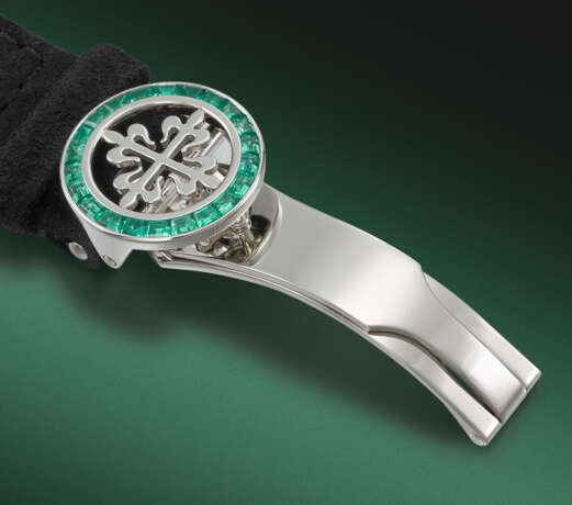 PATEK PHILIPPE. A HIGHLY IMPRESSIVE AND EXTREMELY RARE PLATINUM AND EMERALD-SET PERPETUAL CALENDAR CHRONOGRAPH WRISTWATCH WITH MOON PHASES, LEAP YEAR AND DAY/NIGHT INDICATION - фото 3