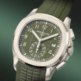 PATEK PHILIPPE. AN EXTREMELY RARE AND ATTRACTIVE 18K WHITE GOLD AUTOMATIC FLYBACK CHRONOGRAPH WRISTWATCH WITH DATE - Foto 2