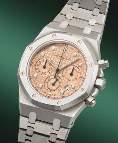 AUDEMARS PIGUET. A VERY RARE AND HEAVY 18K WHITE GOLD AUTOMATIC CHRONOGRAPH WRISTWATCH WITH DATE, SALMON DIAL AND BRACELET - photo 2