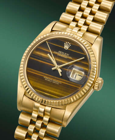 ROLEX. A RARE AND ATTRACTIVE 18K GOLD AUTOMATIC WRISTWATCH WITH SWEEP CENTRE SECONDS, DATE, TIGER`S EYE DIAL AND BRACELET, MADE FOR THE ENGLISH MARKET - Foto 2