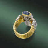 JAEGER-LECOULTRE. A HIGHLY ATTRACTIVE TWO-COLOUR GOLD, DIAMOND AND CABOCHON SAPPHIRE-SET BACK WINDING RING WATCH - фото 3