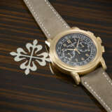 PATEK PHILIPPE. AN EXCEEDINGLY RARE AND HIGHLY ATTRACTIVE 18K PINK GOLD CHRONOGRAPH WRISTWATCH WITH BLACK DIAL - Foto 3