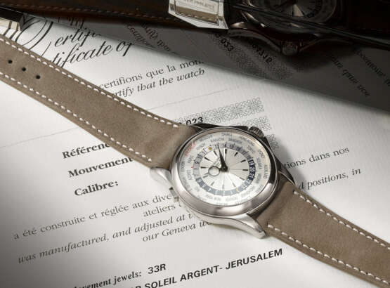 PATEK PHILIPPE. AN EXTREMELY RARE AND COVETED 18K WHITE GOLD AUTOMATIC WORLD TIME WRISTWATCH - фото 3