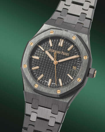 AUDEMARS PIGUET. A RARE AND ATTRACTIVE BLACK CERAMIC AUTOMATIC WRISTWATCH WITH SWEEP CENTRE SECONDS, DATE AND BRACELET - Foto 2